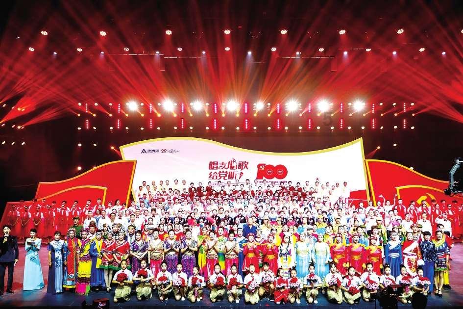 老师带学生们一起跳舞轻松又愉快